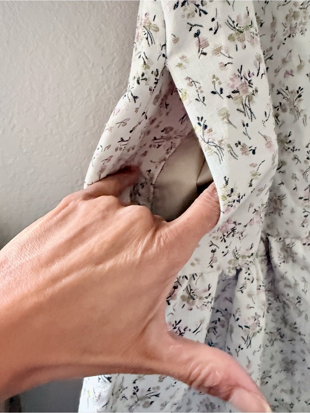 entro Soft Floral Ruffle Collar Dress in Light Gray and White - Picture 4 of 7